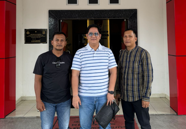 ANGKALPINANGPOST.COM (Pangkalpinang) – Tomi Permana, warga Kota Pangkalpinang, resmi menempuh jalur hukum atas unggahan media sosial yang diduga mencemarkan nama baiknya. Didampingi penasihat hukumnya dari Kantor Advokat NAA-RA and Partners, Tomi memenuhi undangan Direktorat Reserse Kriminal Khusus (Ditkrimsus) Polda Kepulauan Bangka Belitung, Senin (26/5), guna memberikan keterangan atas laporannya terhadap Ahmad Wahyudi alias Yuko, seorang jurnalis media online PerkaraNews.com. Senin (26/5/2025).