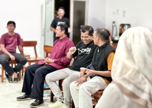 PANGKALPINANGPOST.COM (BANGKA BELITUNG) - Saat asyik duduk menyeruput kopi di sebuah warung kopi, diam-diam seorang mahasiswa menyimak bahasan dari sebuah forum mentoring bisnis yang berjarak sekitar 5-6 meja dari tempatnya duduk. Ihsan, mahasiswa semester akhir perguruan tinggi swasta di Pangkalpinang itu, mengaku terkesan dengan sang pembicara, yang tak lain adalah Basit Cinda. Kamis (5/6/2025).