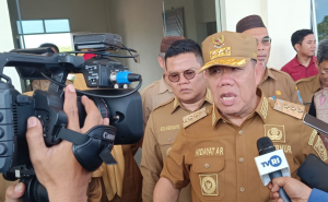 Gubernur Hidayat Tegas Soal Penyelundupan Timah: “Ini Harus Dibasmi, Merugikan Negara!”PANGKALPINANG – Gubernur Kepulauan Bangka Belitung Hidayat Arsani angkat bicara terkait maraknya kasus penyelundupan timah yang kembali mencuat ke permukaan. Ia menegaskan bahwa praktik ilegal tersebut harus segera dibasmi karena telah menyebabkan kerugian besar bagi negara dan daerah. 
