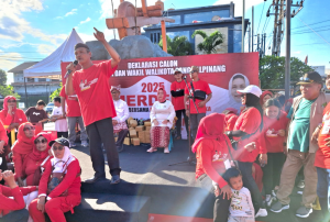 PANGKALPINANGPOST.COM (BANGKA BELITUNG) — Deklarasi Paslon “Merdeka” (Membangun bersama Ramida dan Eka) pada Minggu 15 Juni 2025, bukan sekadar sebuah deklarasi diumumkan. Tapi sebuah perlawanan digemakan. Tepat pukul 14.00 WIB, di Tugu Kerito Surong, suara rakyat yang selama ini tenggelam di balik dominasi partai politik, akhirnya punya panggungnya sendiri. Senin (16/6/2025).