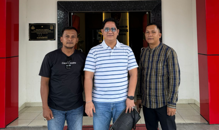 ANGKALPINANGPOST.COM (Pangkalpinang) – Tomi Permana, warga Kota Pangkalpinang, resmi menempuh jalur hukum atas unggahan media sosial yang diduga mencemarkan nama baiknya. Didampingi penasihat hukumnya dari Kantor Advokat NAA-RA and Partners, Tomi memenuhi undangan Direktorat Reserse Kriminal Khusus (Ditkrimsus) Polda Kepulauan Bangka Belitung, Senin (26/5), guna memberikan keterangan atas laporannya terhadap Ahmad Wahyudi alias Yuko, seorang jurnalis media online PerkaraNews.com. Senin (26/5/2025).