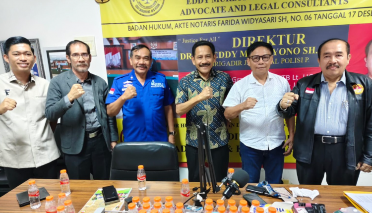 Jakarta – Tim Khusus Penanganan Perkara Gugatan Perdata dan Tata Usaha Negara (TUN) yang terdiri dari para advokat dari Kantor LBH EM 80, PJT/FBI Lawfirm, serta Kantor Hukum ADI’80 dan Rekan menggelar pertemuan strategis di Kantor Pusat mereka di kawasan Cawang, Jakarta Timur. Pertemuan ini sekaligus menjadi ajang silaturahmi dan konsolidasi tim untuk memperkuat sinergi dalam menangani perkara-perkara hukum yang kompleks.