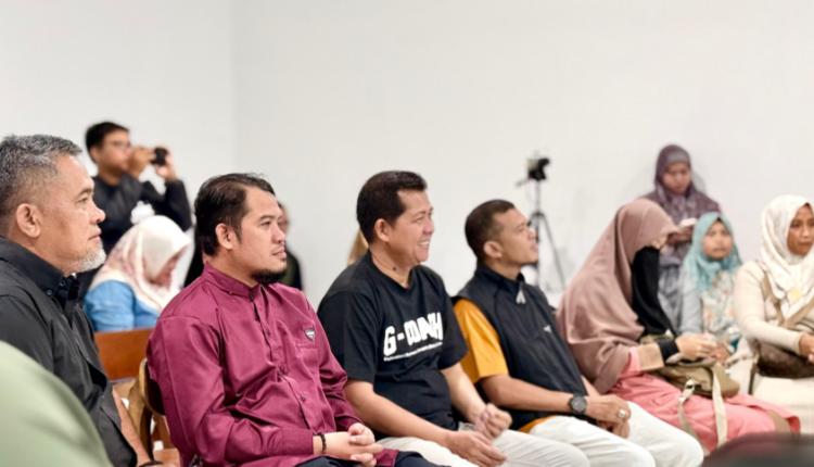 PANGKALPINANGPOST.COM (BANGKA BELITUNG) - Saat asyik duduk menyeruput kopi di sebuah warung kopi, diam-diam seorang mahasiswa menyimak bahasan dari sebuah forum mentoring bisnis yang berjarak sekitar 5-6 meja dari tempatnya duduk. Ihsan, mahasiswa semester akhir perguruan tinggi swasta di Pangkalpinang itu, mengaku terkesan dengan sang pembicara, yang tak lain adalah Basit Cinda. Kamis (5/6/2025).