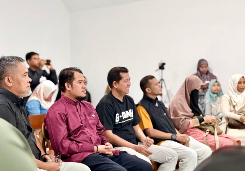 PANGKALPINANGPOST.COM (BANGKA BELITUNG) - Saat asyik duduk menyeruput kopi di sebuah warung kopi, diam-diam seorang mahasiswa menyimak bahasan dari sebuah forum mentoring bisnis yang berjarak sekitar 5-6 meja dari tempatnya duduk. Ihsan, mahasiswa semester akhir perguruan tinggi swasta di Pangkalpinang itu, mengaku terkesan dengan sang pembicara, yang tak lain adalah Basit Cinda. Kamis (5/6/2025).