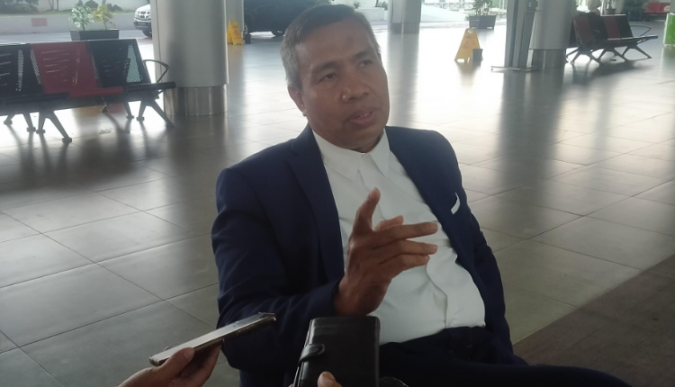 PANGKALPINANGPOST.COM (BANGKA BELITUNG) - Skandal dugaan penggunaan gelar palsu yang menyeret nama Wakil Gubernur Kepulauan Bangka Belitung, Hellyana, memasuki babak baru. Setelah dilaporkan oleh mahasiswa Universitas Bangka Belitung (UBB), Siddiq, pada Sabtu (17/5/2025) ke Sentra Pelayanan Kepolisian Terpadu (SPKT) Polda Babel, kini salah satu figur penting dari Universitas Azzahra angkat bicara: mantan Dekan Fakultas Hukum kampus tersebut, Dr. Sulhan, S.H., M.H. Rabu (11/6/2025).