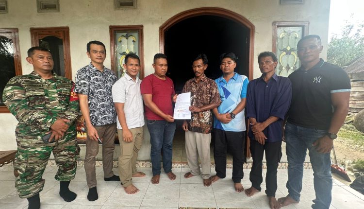 PangkalpinangPost.Com (Bangka) — Insiden keributan antara pelimbang timah bernama Rohit alias Jodi (20) dan beberapa anggota TNI yang bertugas di lokasi tambang pasir timah “Kepala Burung”, Jumat (28/11/2025), dipastikan bukan pengeroyokan sebagaimana ramai diberitakan, melainkan murni kesalahpahaman dan miskomunikasi terkait pengamanan aktivitas penambangan mitra PT Timah Tbk di blok kerja 54 milik CV Tri Mitra Resource (TMR).
