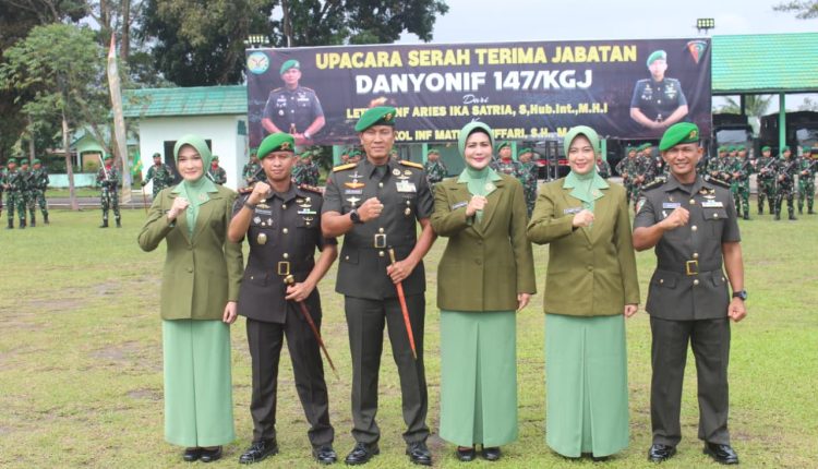 PANGKALPINANGPOST.COM (BANGKA TENGAH) — Komandan Korem 045/Garuda Jaya (Gaya) Brigjen TNI Nur Wahyudi, S.E., M.H., M.I.Pol memimpin langsung acara serah terima jabatan (Sertijab) Komandan Batalyon Infanteri (Danyonif) 147/Kala Gadjah Jaya (KGJ) yang digelar di Lapangan Upacara Yonif 147/KGJ, Kecamatan Namang, Kabupaten Bangka Tengah, Sabtu (10/01/2026).